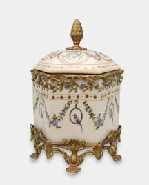 porcelanowa-szkatulka-okuta-brazem-z-girlandami-kwiatow
