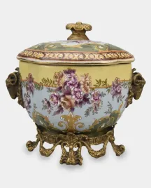 porcelanowa-szkatulka-okuta-brazem-z-muflonami-i-kwiatami