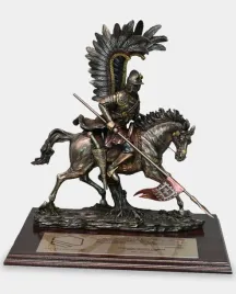 husarz-polski-na-koniu-rzezba-na-tablo-z-dedykacja