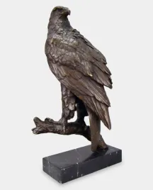 orzel-siedzacy-na-galezi-duza-rzezba-z-brazu