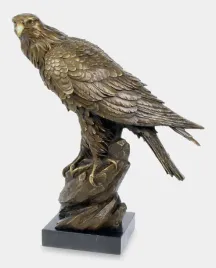 orzel-na-skale-rzezba-z-brazu