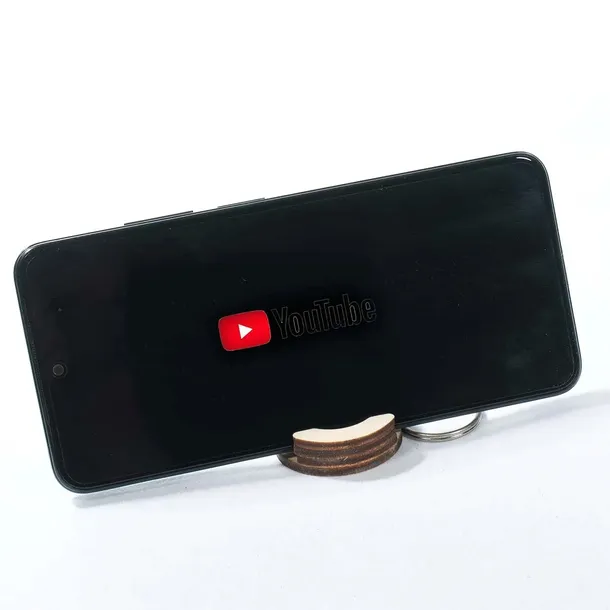 brelok-podstawka-pod-telefon-material-ozdoby-drewno