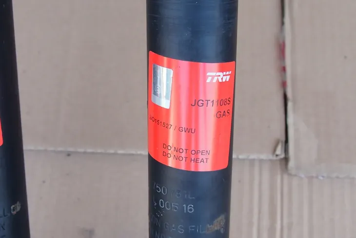 amortyzator-trw-jgt1108s-jakosc-czesci-zgodnie-z-gvo-q-oryginal-z-logo-producenta-czesci-oem-oes