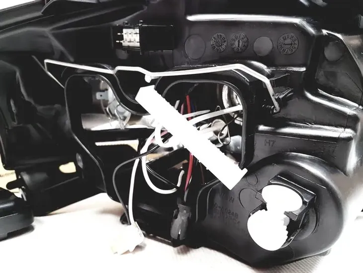 reflektor-tyc-20-0024-05-2-informacje-dodatkowe-silniki-regulacji-w-zestawie