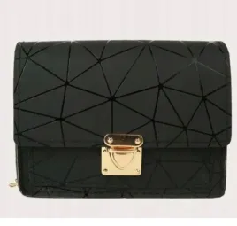 torebka-skora-ekologiczna-czarna-zloty-lancuszek