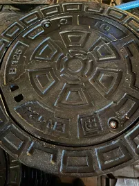 wlaz-zeliwny-okragly-fi-400-klasa-b125-125t-parkingowy-solidny