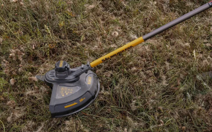 podkaszarka-akumulatorowa-flexvolt-dcm571n-dewalt-moc-silnika-w-240-w