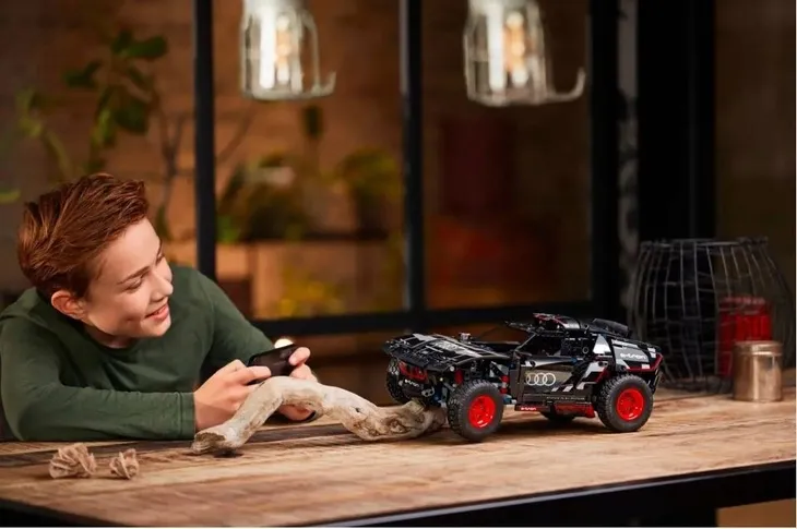 klocki-technic-42160-audi-rs-q-e-tron-lego-wiek-dziecka-10-lat