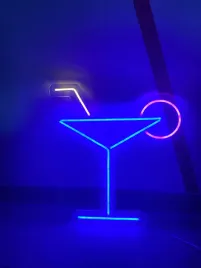 kieliszek-drink-bar-napis-neonowy-led-na-plexi-8mm