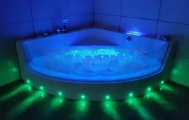 piekna-narozna-wanna-z-hydromasazem-150cmx150cm-duuuza-gruba-szyba-10mm