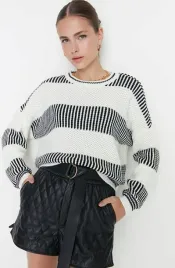 kremowy-sweter-z-dzianiny-w-paski-trendyol-s