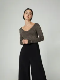 brazowy-sweter-nina-ze-zlota-nitka-i-dekoltem-v-a-lot-less-s