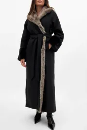 czarny-dlugi-plaszcz-ze-sztucznym-futrem-i-paskiem-na-kd-m