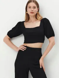 czarna-krotka-bluzka-z-bufiastymi-rekawami-mohito-l