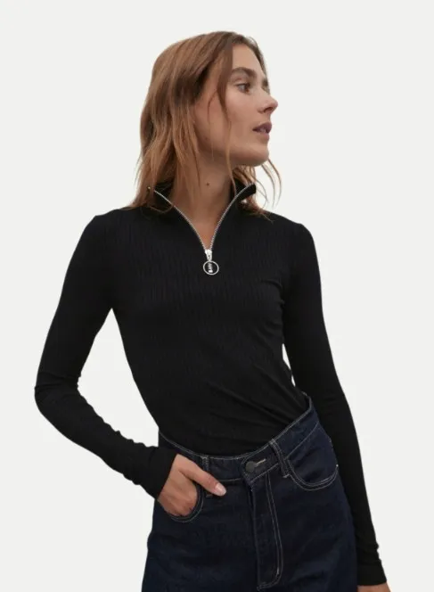 czarny-sweter-z-golfem-edited-xs