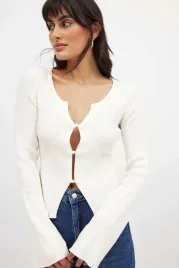 bialy-zapinany-sweterek-na-kd-s