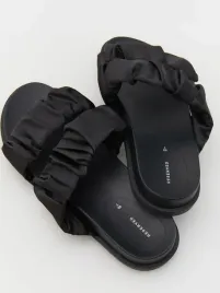 czarne-klapki-z-dekoracyjnym-paskami-reserved-39