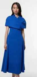 kobaltowa-sukienka-midi-z-peleryna-karen-millen-m