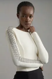 kremowa-bluzka-dzianinowa-z-ozdobnymi-krysztalkami-karen-millen-s