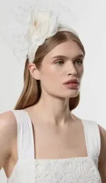 bezowy-fascynator-z-kwiatem-karen-millen