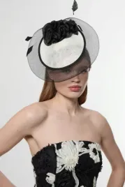 bialo-czarny-fascynator-z-piorami-karen-millen-uniwersalny