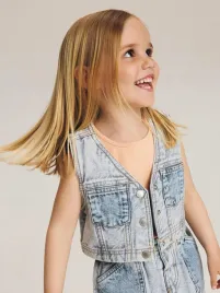 jasnoniebieska-jeansowa-kamizelka-dziewczeca-reserved-110-116