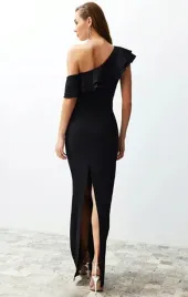 czarna-sukienka-z-asymetrycznym-dekoltem-trendyol-m