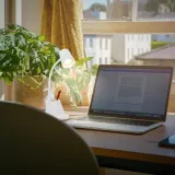 lampka-biurkowa-biala-gu10-z-pojemnikiem-na-dlugopisy-do-nauki-czytania-stan-nowy