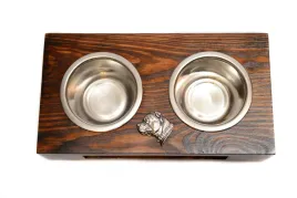 staffordshire-bull-terrier-staffik-staffi-ii-drewniany-stojak-z-miskami