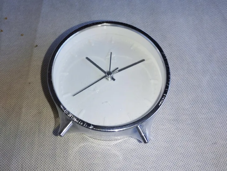 zegar-budzik-srebrny-zasilanie-baterie