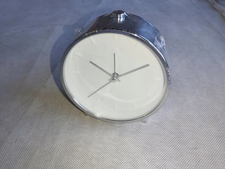 zegar-budzik-srebrny-material-dominujacy-metal