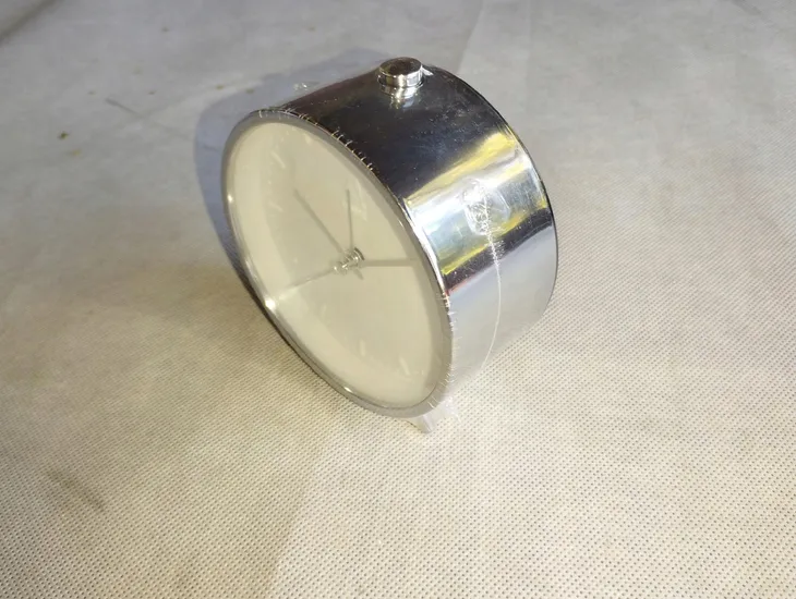 zegar-budzik-srebrny-ksztalt-kwadratowy