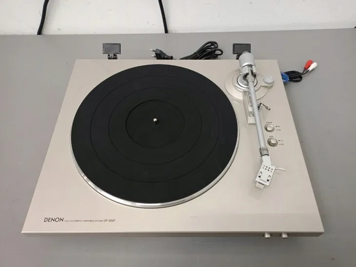 gramofon-denon-dp-300f-srebrny-naped-paskowy