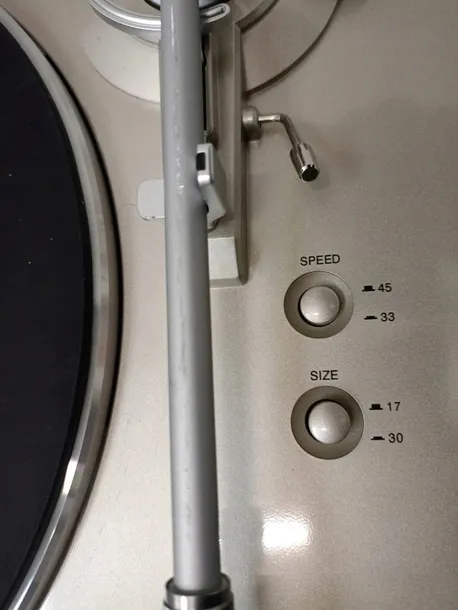 gramofon-denon-dp-300f-srebrny-zlacza-wyjscie-audio