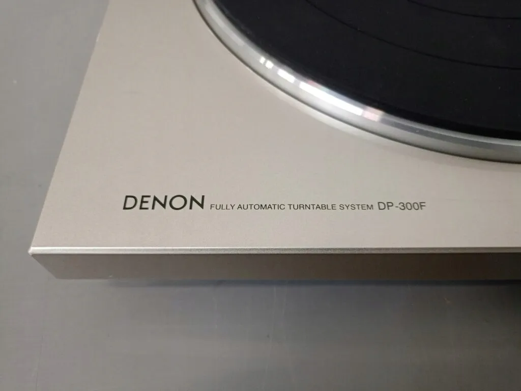 gramofon-denon-dp-300f-srebrny-stan-powystawowy
