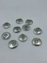 guziki-33mm-srebrne-ozdobne-4-otworowe-plaszczowe-10-szt