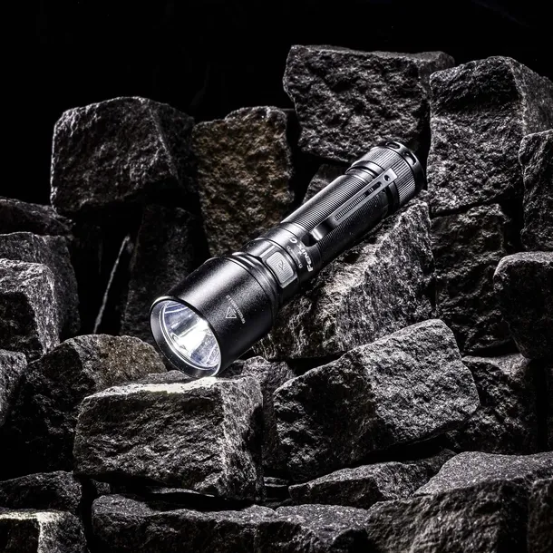 latarka-led-fenix-c7-czarna-zasieg-swiatla-470-m