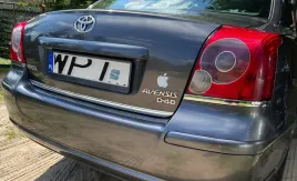 toyota-avensis-t25-sedan-listwa-chrom-na-klape