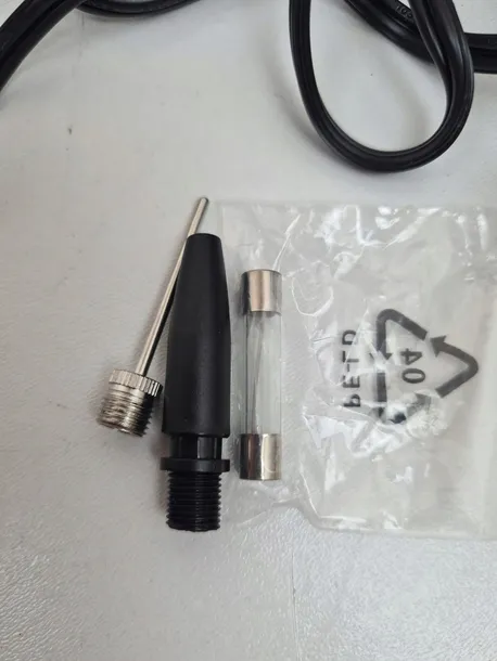 kompaktowy-kompresor-amazon-basics-psi-150-dc-12v-przenosny-kod-producenta-ac010225c-stan-powystawowy