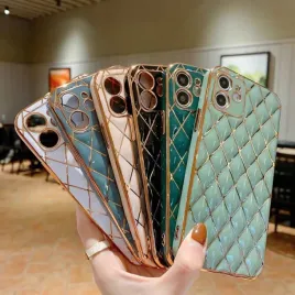 etui-obudowa-do-iphone-twarde-wzor-pikowane-zloto-czarne