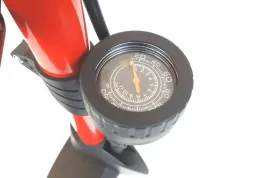 pompka-reczna-metalowa-z-manometrem-pu02