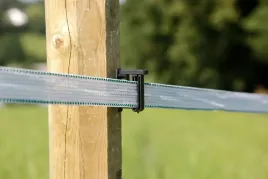 izolator-zatrzaskowy-do-tasmy-do-40mm-maxi-tape-czarny-30-szt-ako