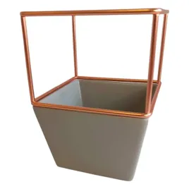 kwadratowa-doniczka-oslonka-w-ozdobnym-stelazu