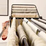 suszarka-vileda-infinity-flex-ultimate-stan-nowy-cechy-dodatkowe-na-kolkach-regulacja-szerokosci-rozkladane-skrzydla-uchwyt-do-suszenia-bielizny-uchwyt-na-wieszaki-zwijana-rozciagana