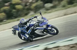 fototapeta-motor-yamaha-200x130-samoprzylepna