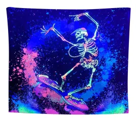 dekoracja-scienna-uv-obraz-fluorescencyjny-gobelin-odblask-szkielet-skate