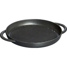 staub-okragla-patelnia-zeliwna-grillowa-z-dwoma-uchwytami-26-cm-czarny