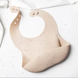 sliniak-sliniaczek-silikonowy-kieszonka-miekki-wodoodporny-bezowy