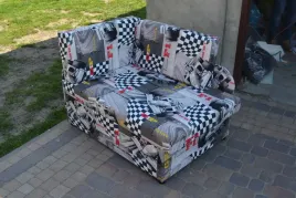 sofa-dziecieca-kubus-w-biale-wyscigowki-dla-chlopca
