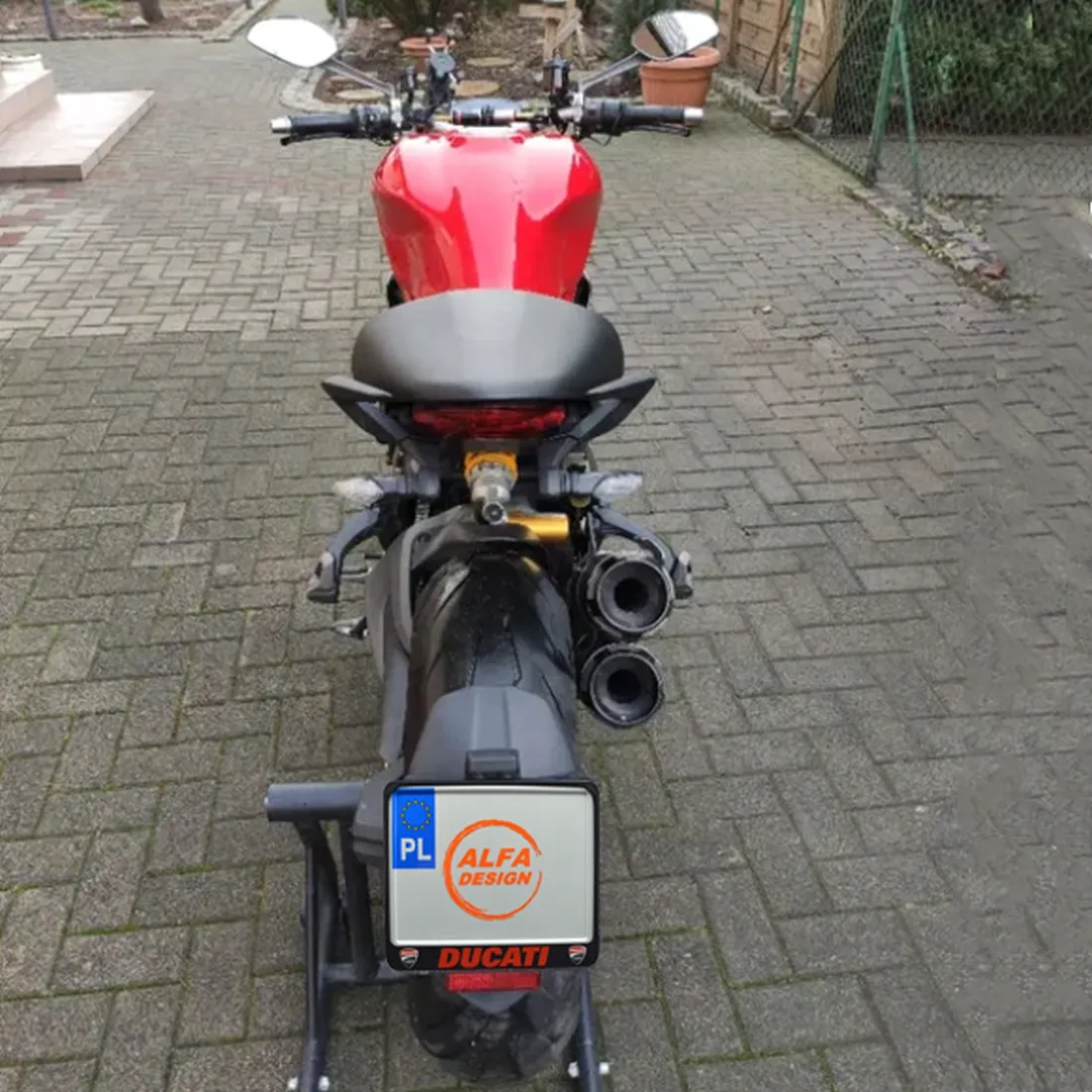 ramka-tablicy-ducati-moto